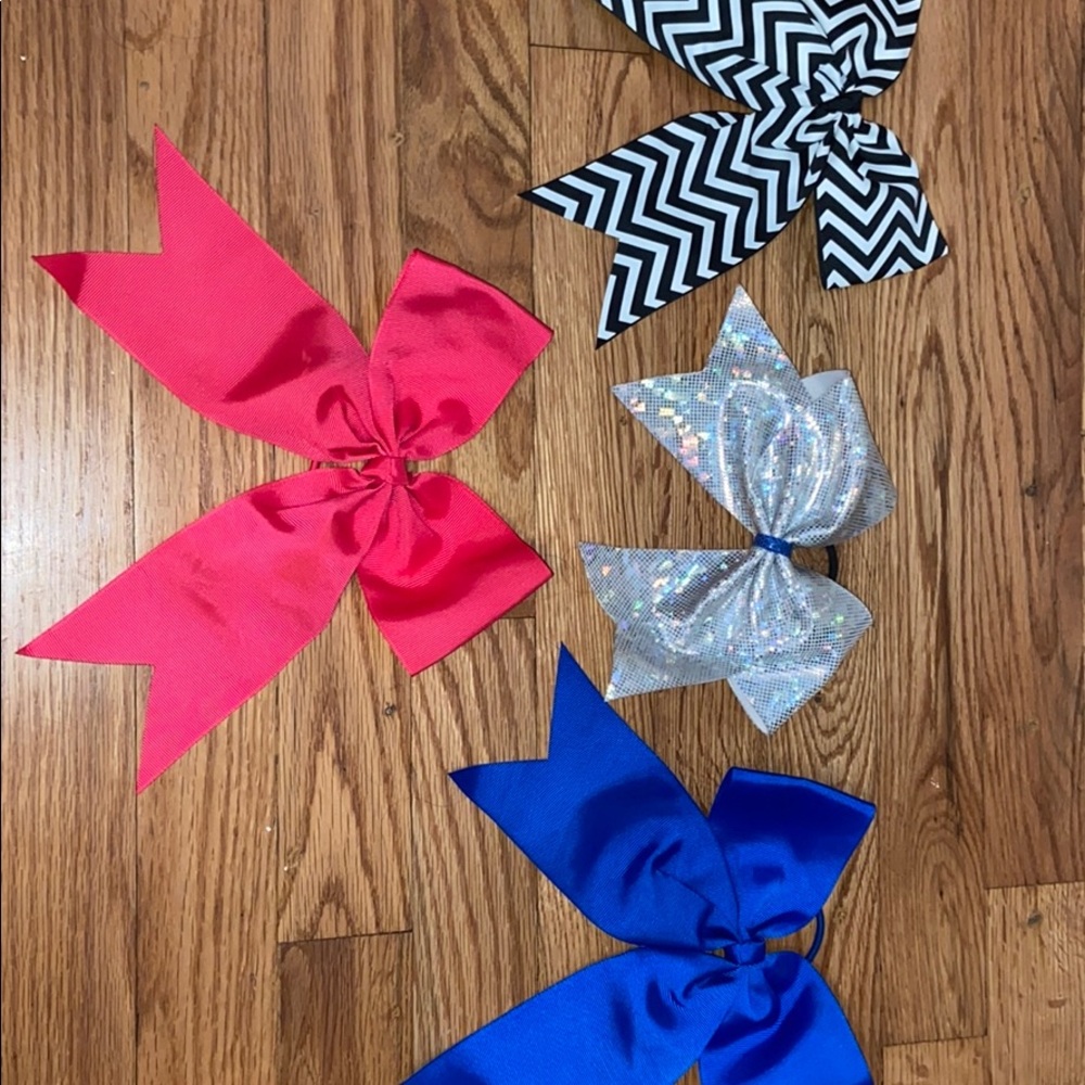 4 really cute cheerleading bows :)